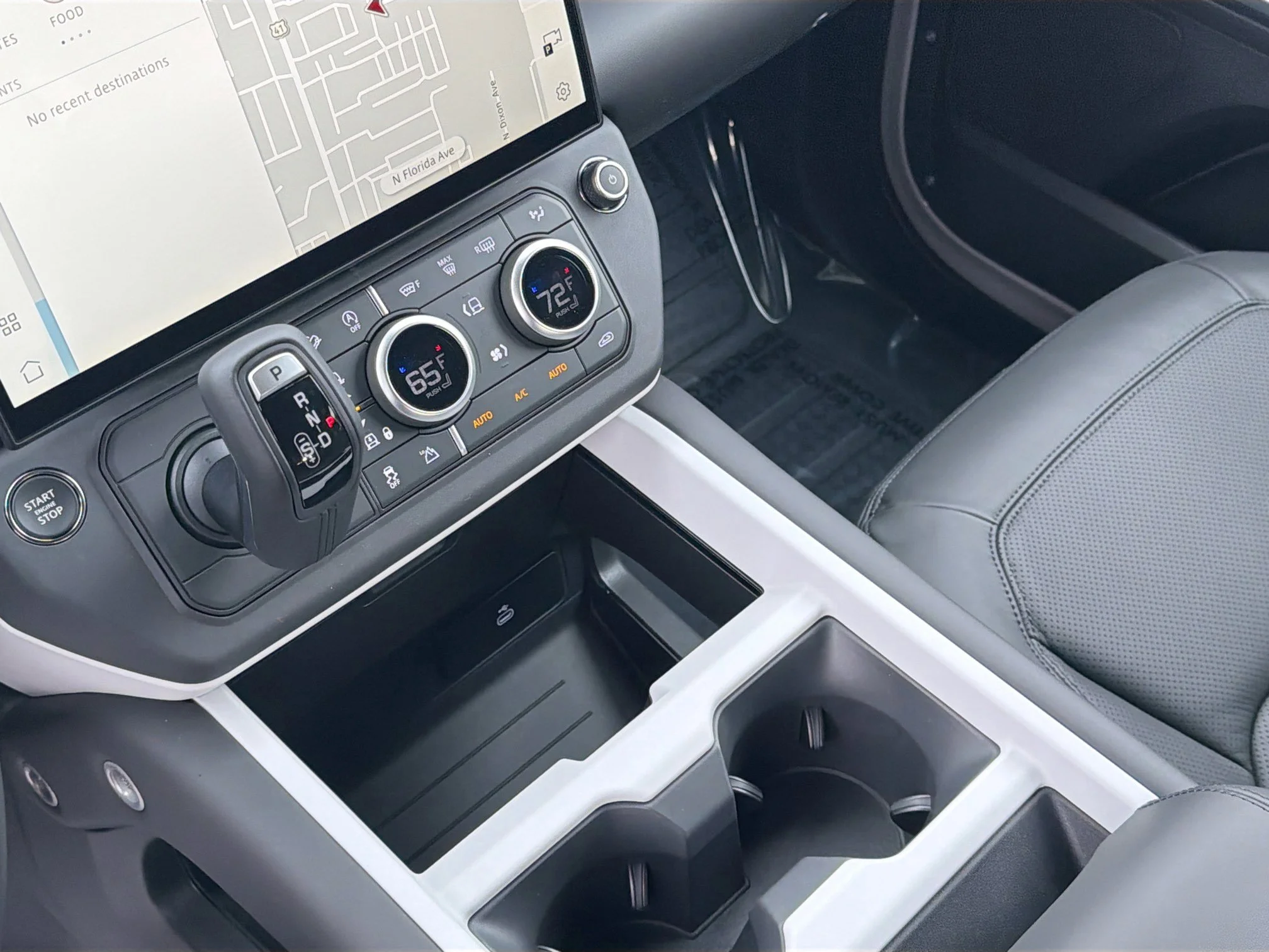 New 2026 Borasco Grey Metallic Land Rover X-Dynamic SE image 28