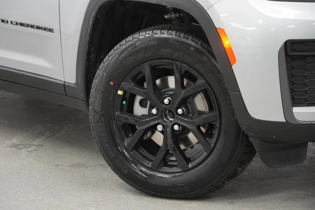 New 2026 Silver Zynith Exterior Paint Jeep Altitude image 4