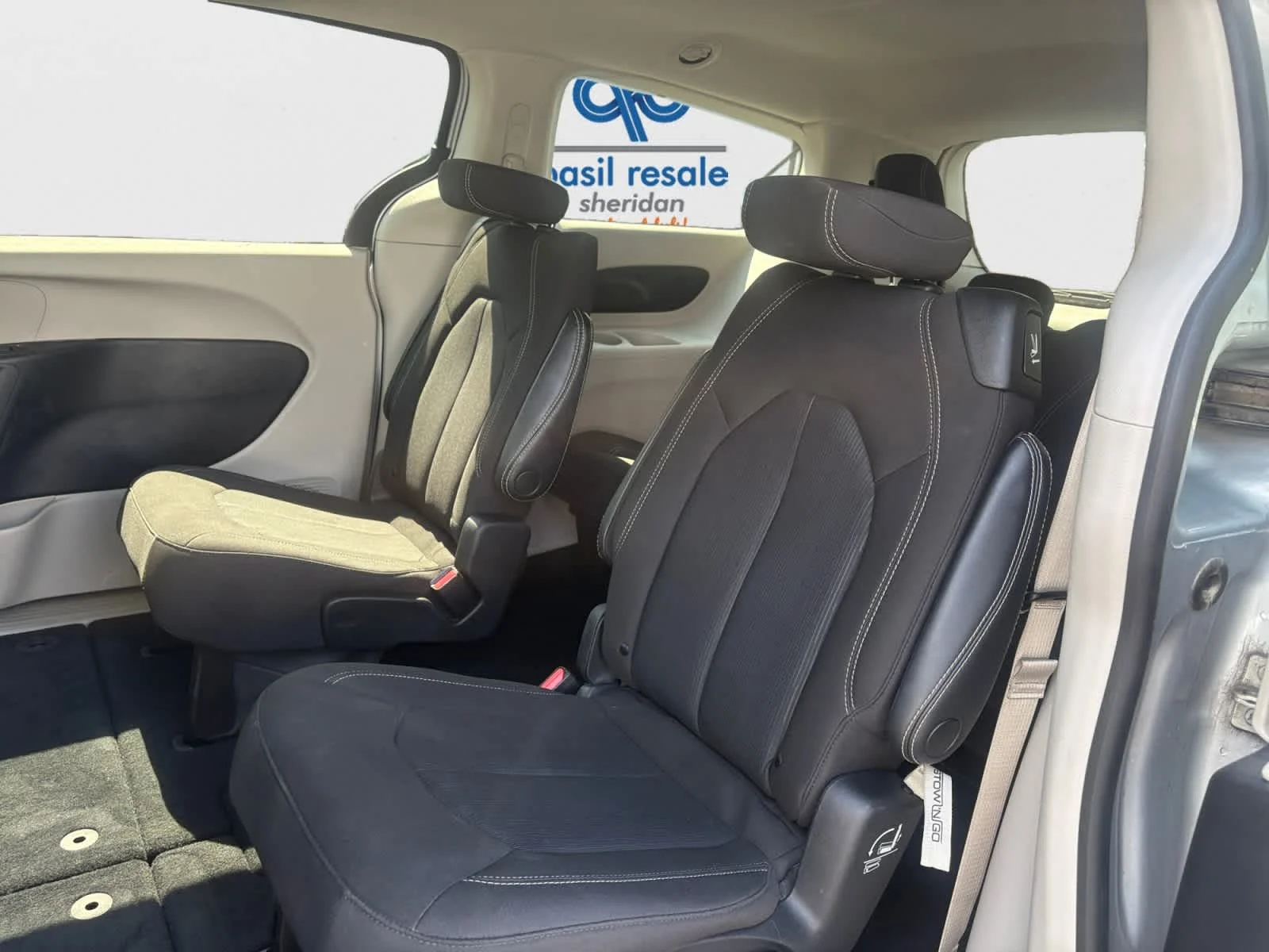 Used 2023 Silver Mist Clearcoat Chrysler LX image 14