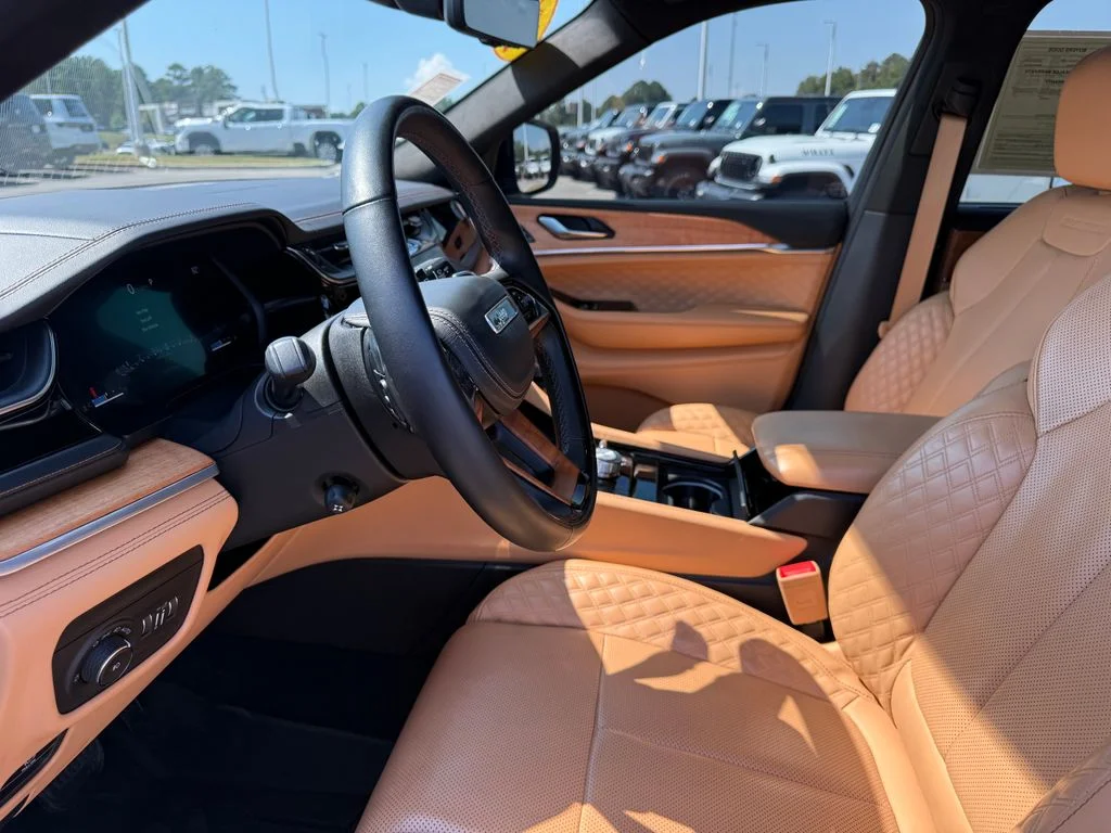 Used 2023 Gray Jeep Summit Reserve image 4