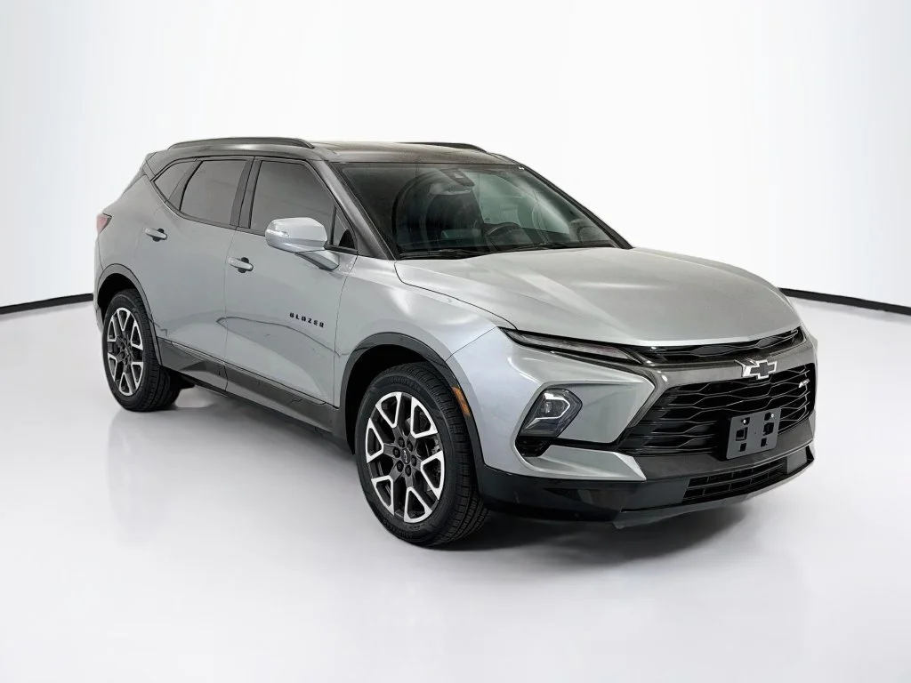 Used 2023 Gray Chevrolet RS image 3