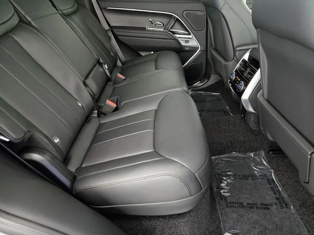 New 2026 Eiger Grey Land Rover SE image 17
