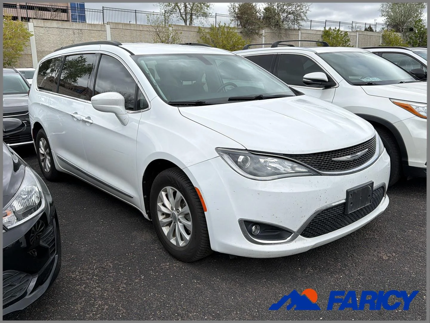 2017 Chrysler Pacifica Touring-L's photo