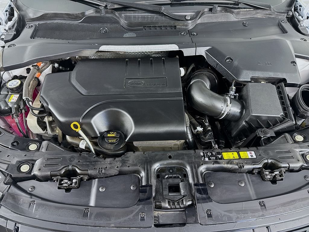 Used 2025 White Land Rover Dynamic image 31