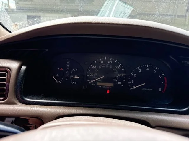 Used 2001  Toyota LE image 18