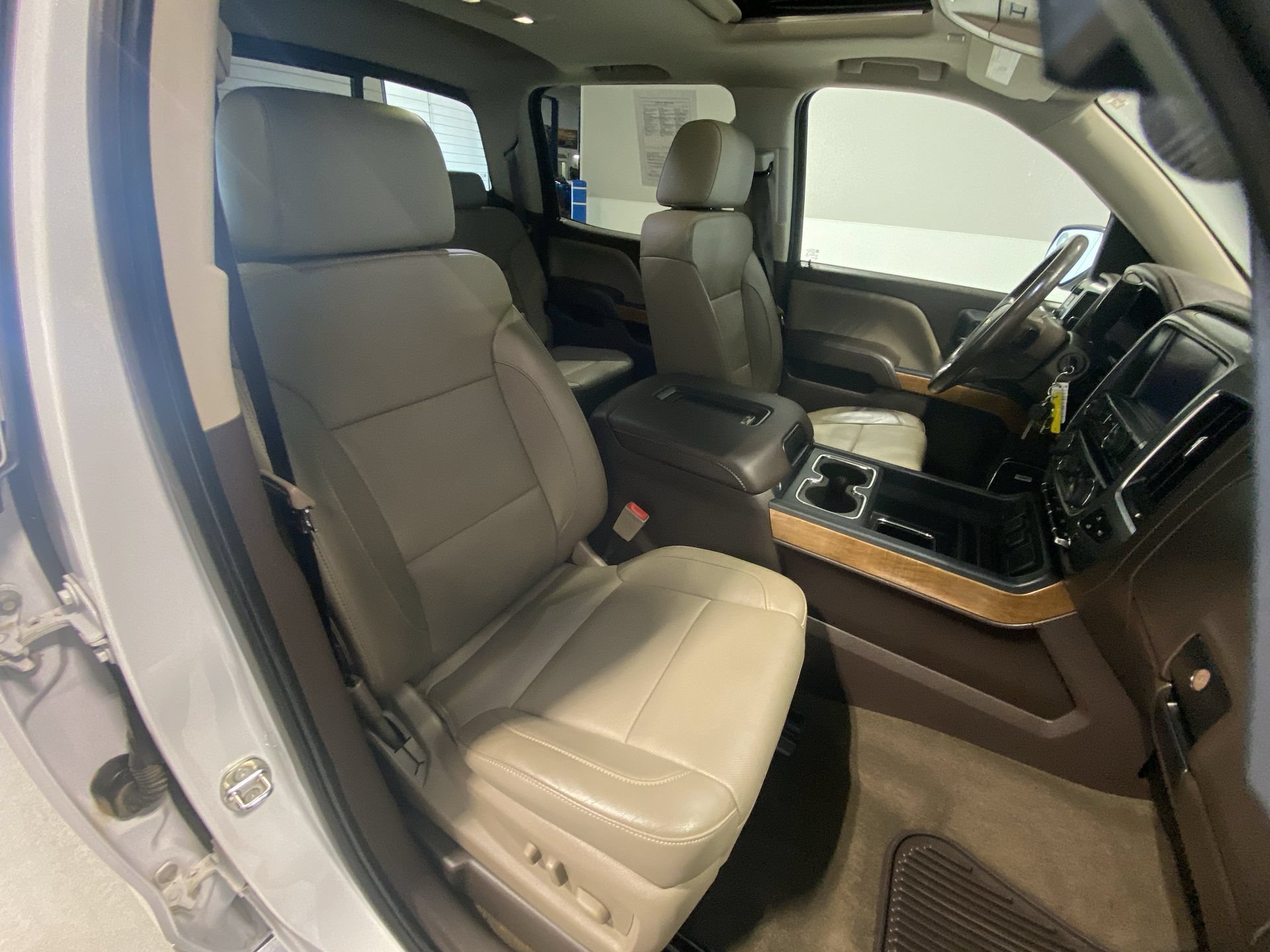 Used 2017 IRIDESCENT PEARL TRICOAT Chevrolet LTZ image 26
