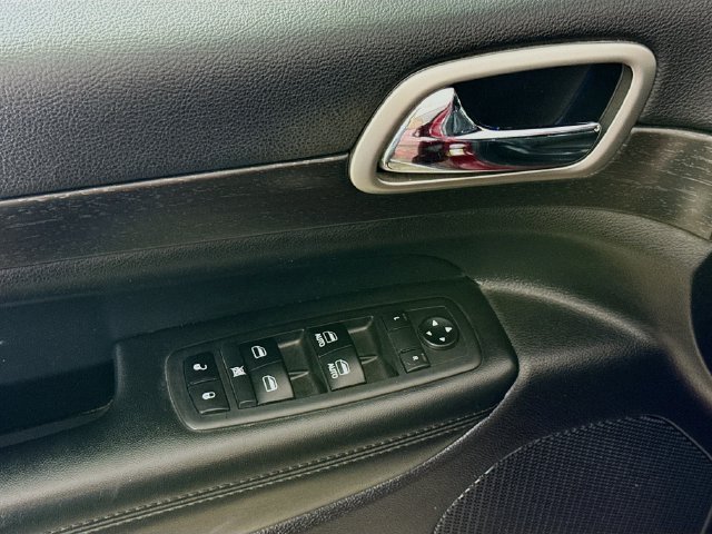 Used 2018 Red Jeep Laredo image 17