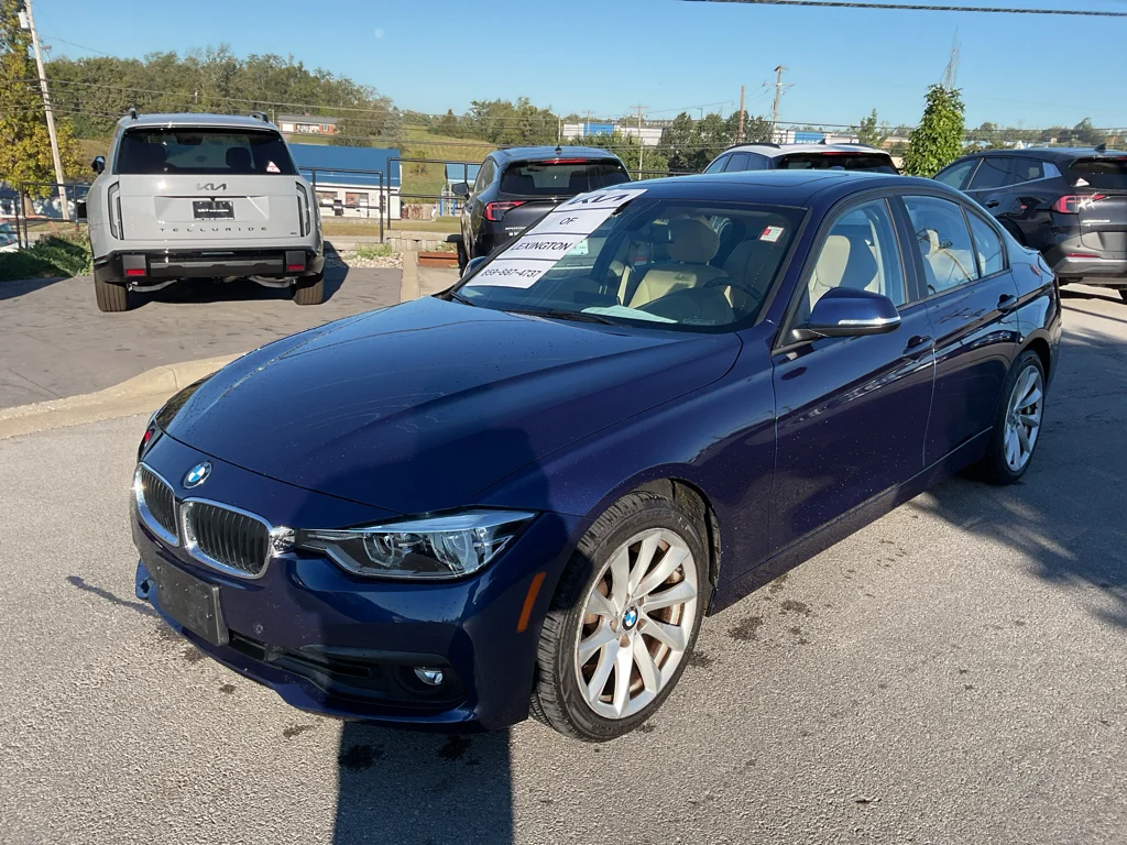Used 2018 Mediterranean Blue Metallic BMW 320i xDrive image 4