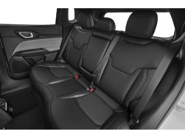 Used 2025 Bright White Clearcoat Jeep Latitude image 10