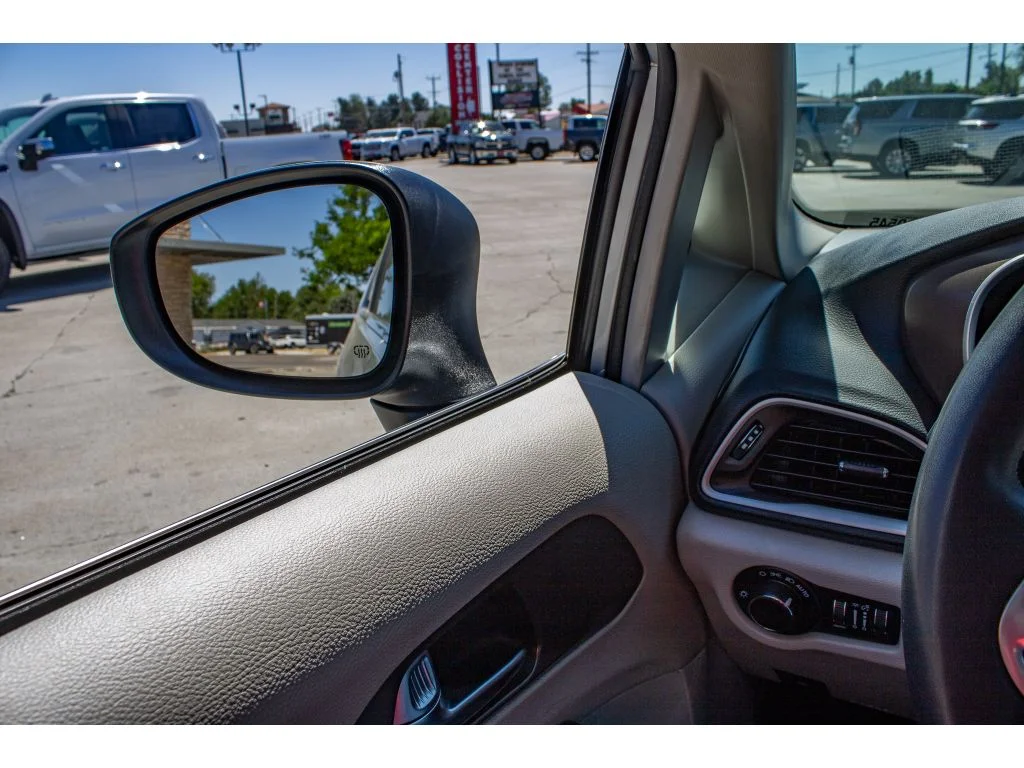 Used 2023 Silver Mist Clearcoat Chrysler LX image 31