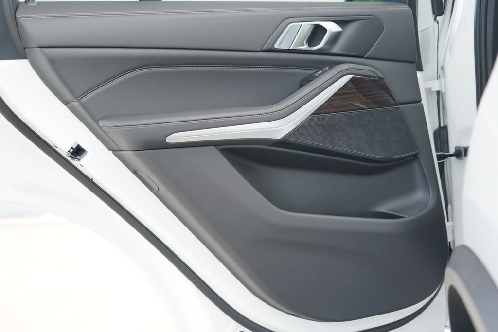 New 2026 Alpine White BMW sDrive40i image 27