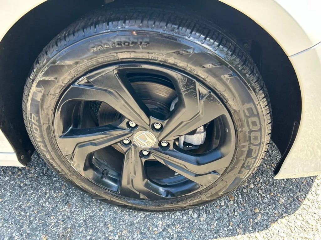 Used 2018 White Honda EX-L image 25