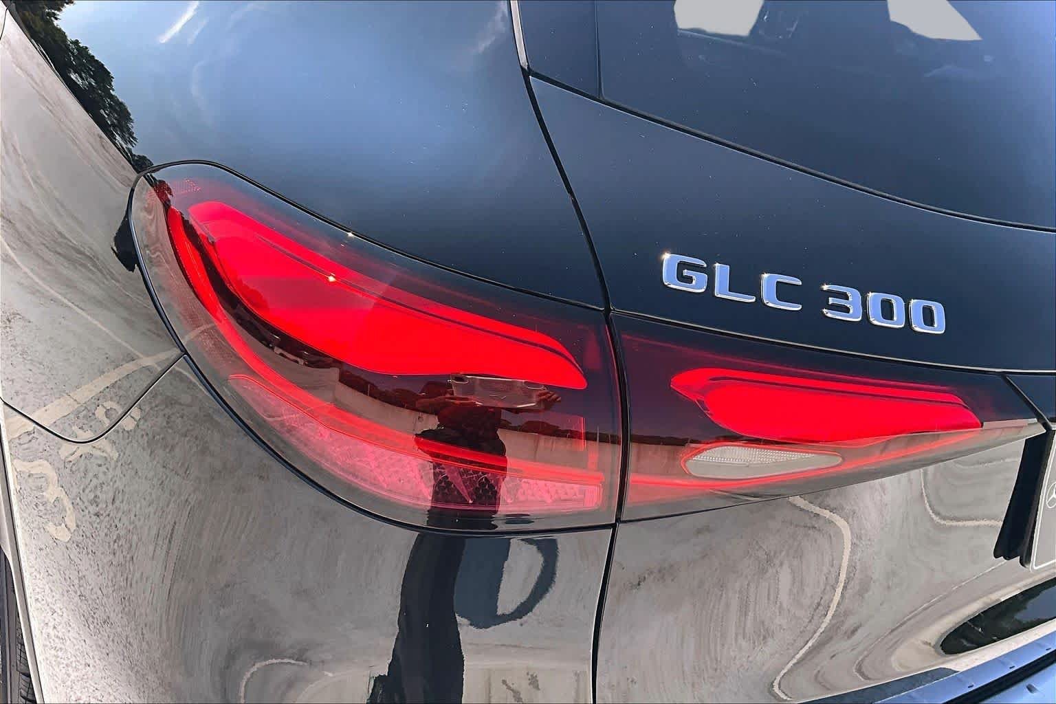 Used 2025 Obsidian Black Metallic Mercedes-Benz GLC 300 image 29