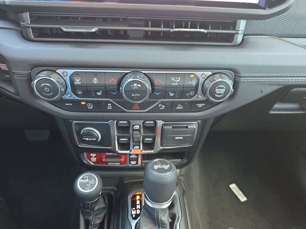New 2026 Bright White Clearcoat Jeep Rubicon X image 25