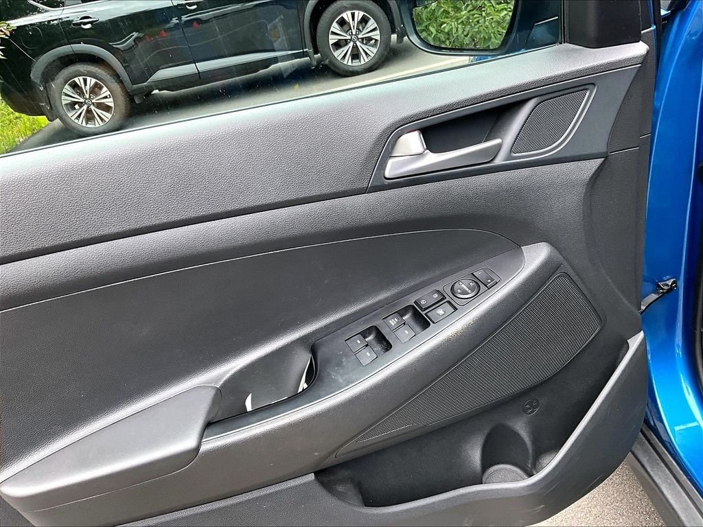 Used 2020 Blue Hyundai SE image 10