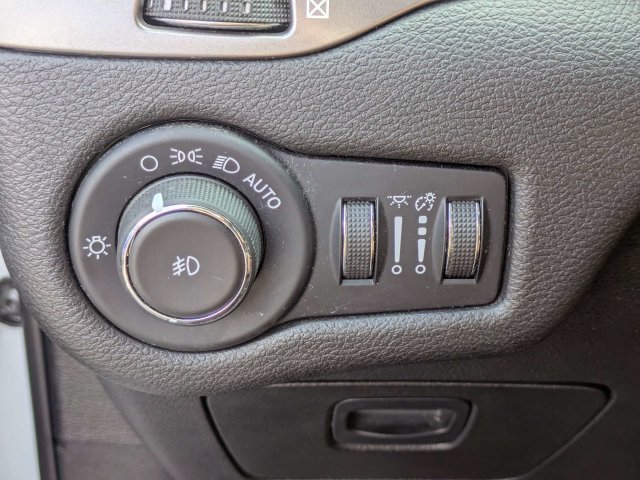 Used 2019 White Jeep Latitude Plus image 25