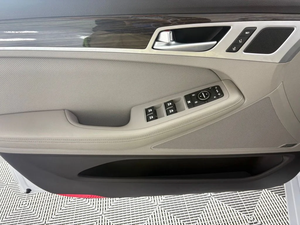 Used 2017 White Genesis 3.8 image 15