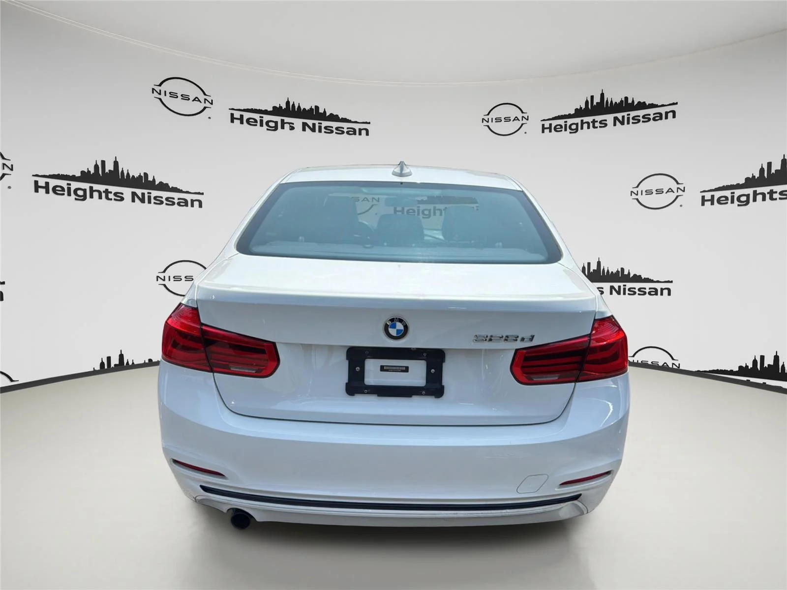 Used 2018 Alpine White BMW 328d image 5