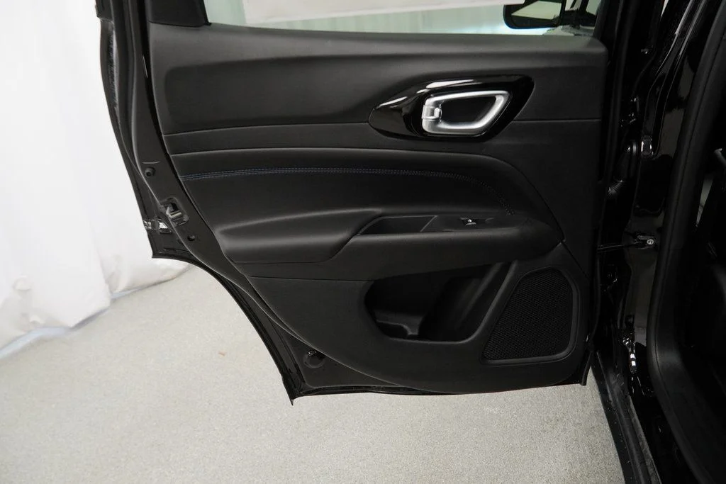 New 2026 Diamond Black Crystal Pearlcoat Jeep Latitude image 31