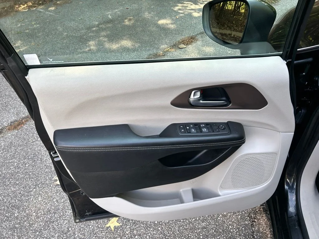 Used 2022 Black Chrysler LX image 13