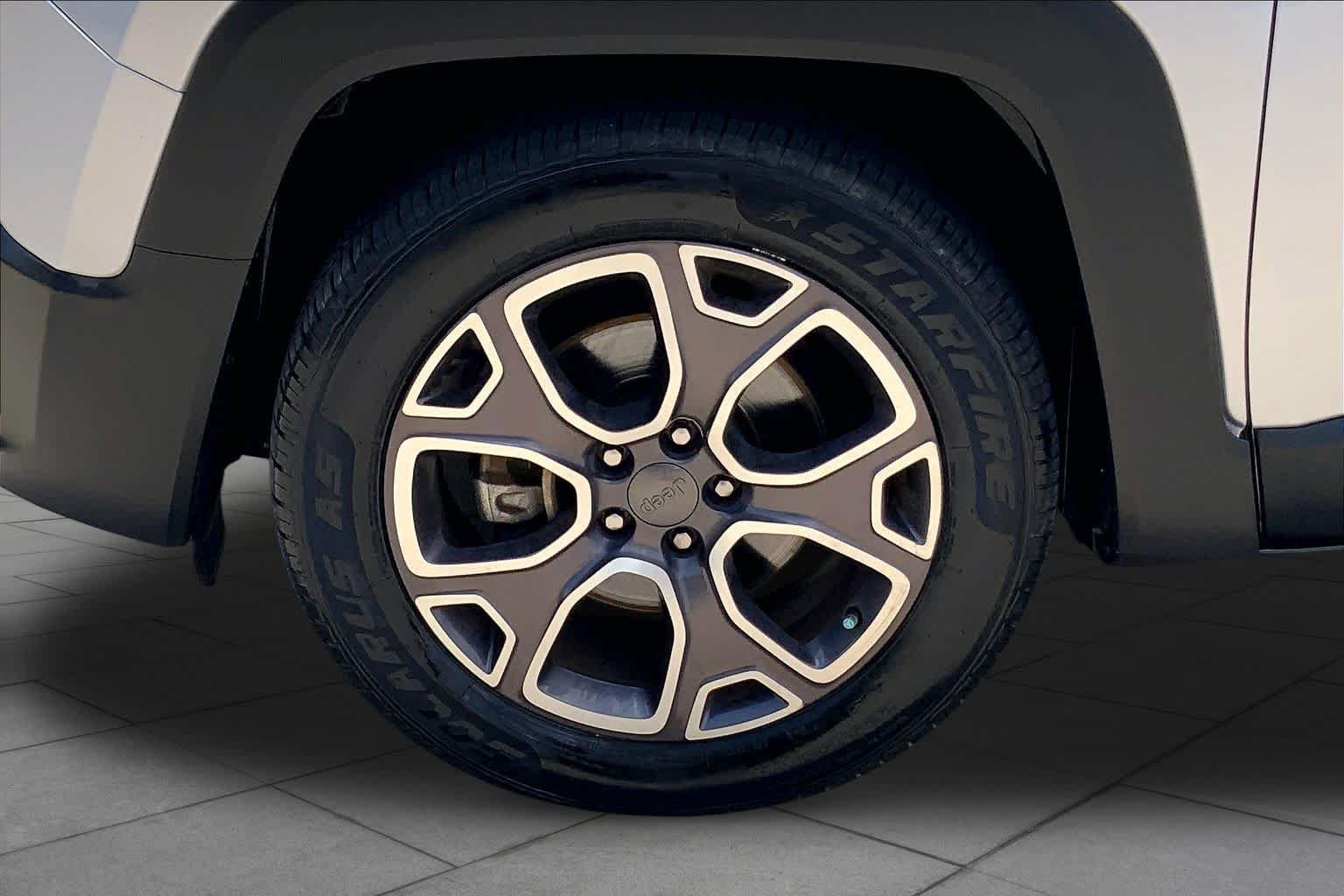 Used 2016 Glacier Metallic Jeep Limited image 11