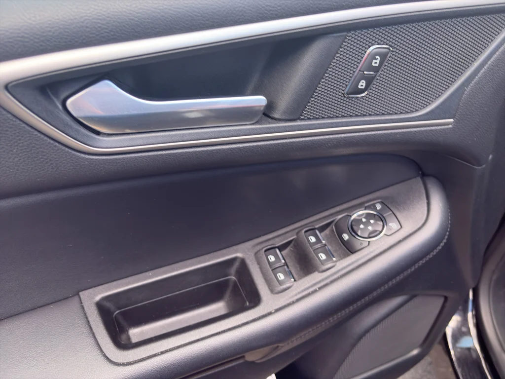 Used 2022 Agate Black Metallic Ford SEL image 6