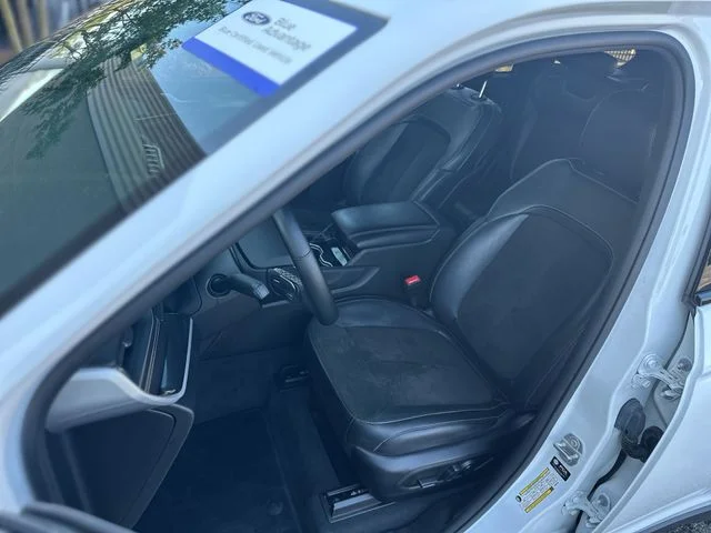 Used 2022 White Jeep Altitude image 12