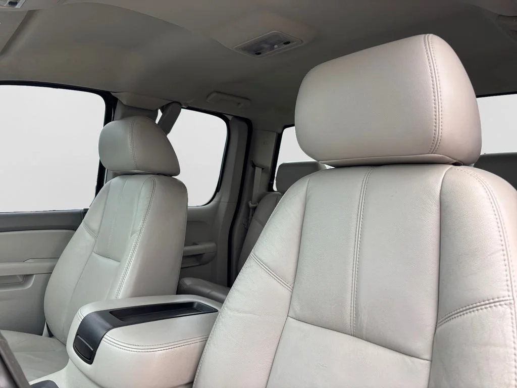 Used 2011 White Chevrolet LTZ image 37