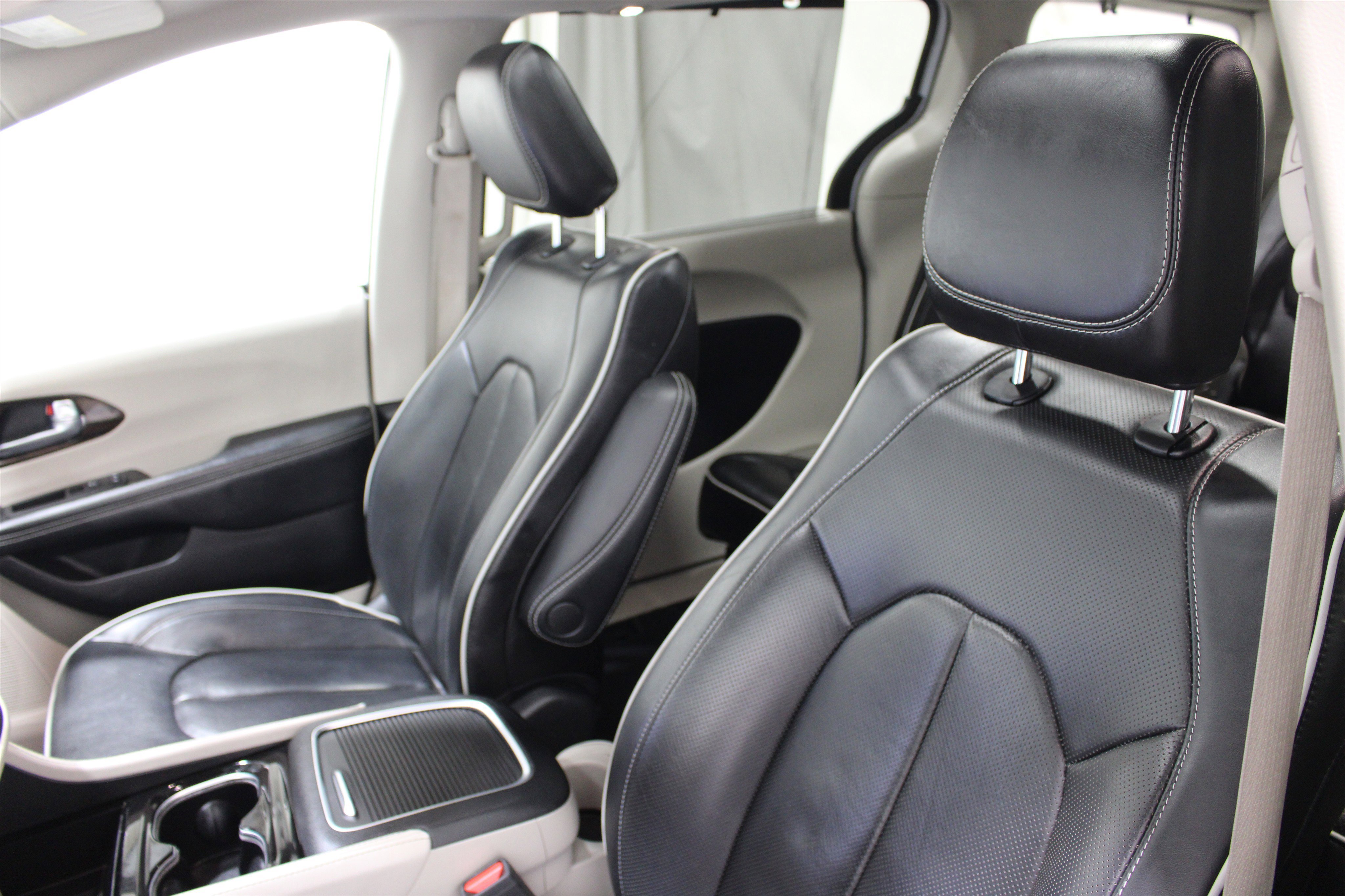 Used 2023 Bright White Clearcoat Chrysler Limited image 4