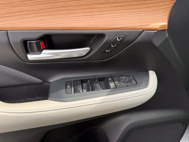 Used 2025  Toyota Limited image 6