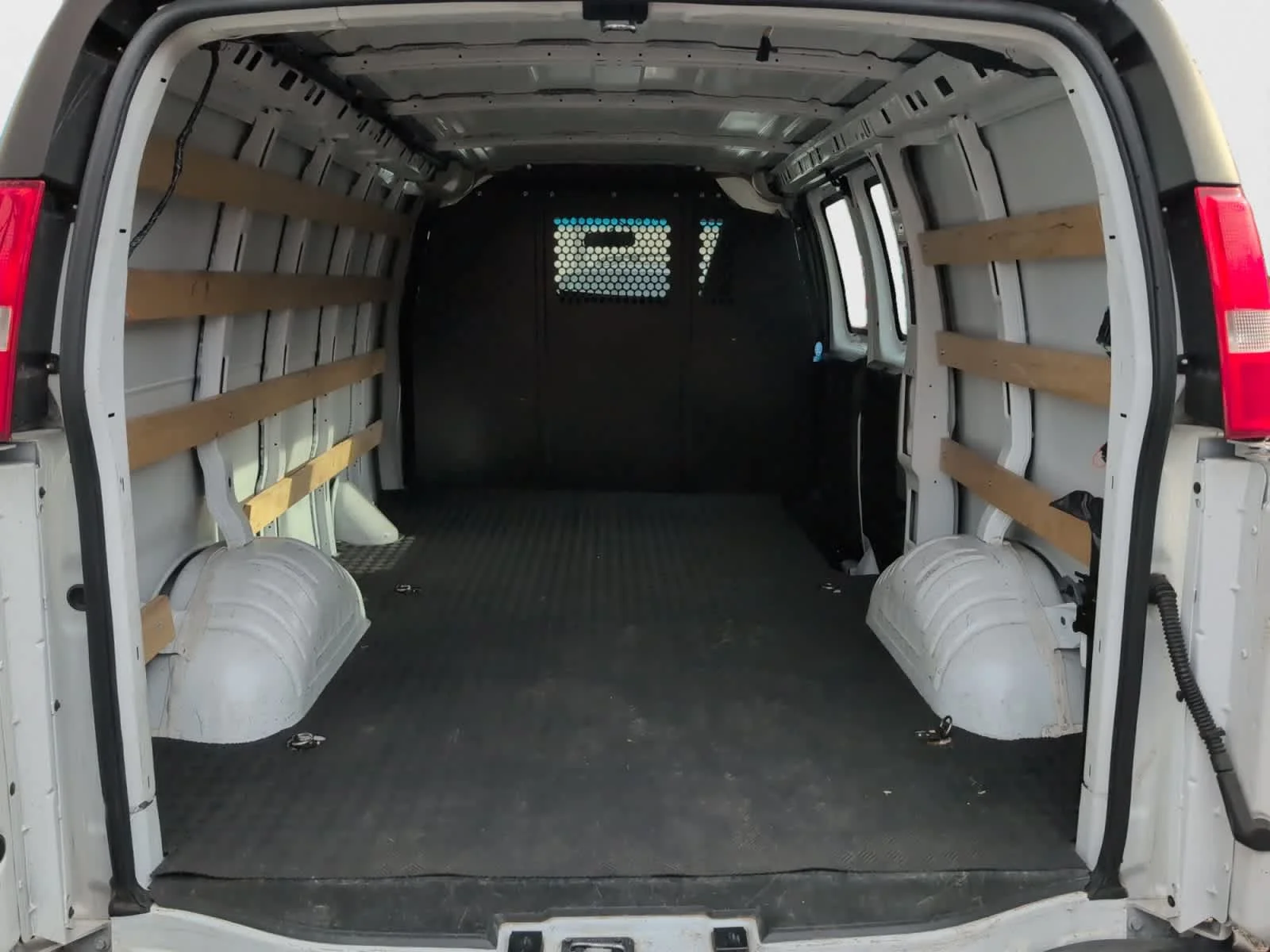 Used 2023 Summit White GMC  image 21