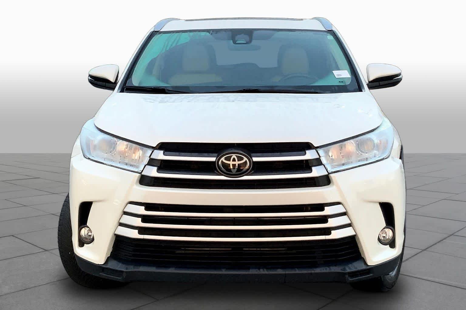 Used 2019 Blizzard Pearl Toyota XLE image 3