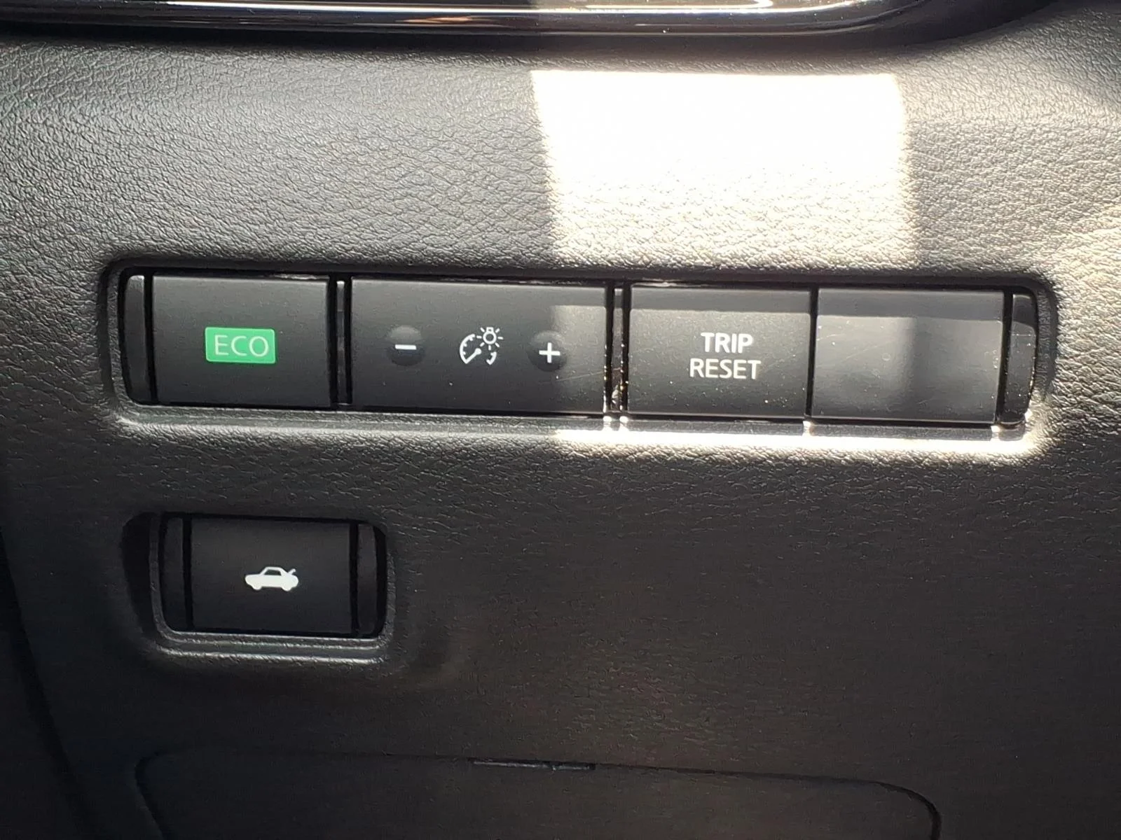 Used 2025 Gun Metallic Nissan SV image 18