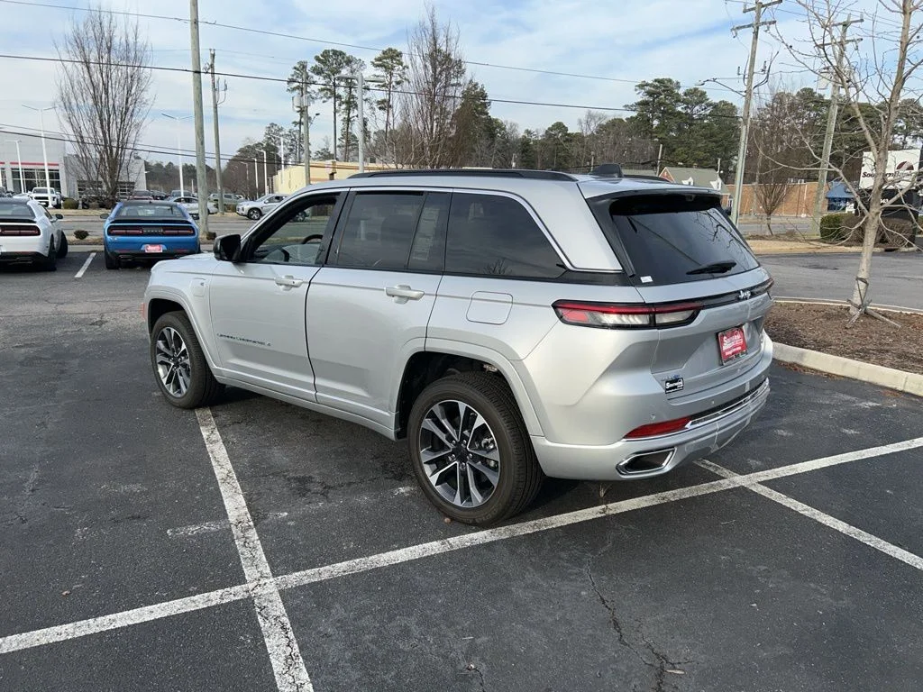 New 2024 Silver Zynith Exterior Paint Jeep Overland 4xe image 7