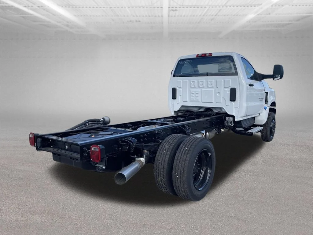 Used 2024 Summit White Chevrolet 1WT image 3