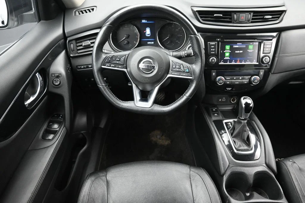Used 2019 Silver Nissan SL image 14
