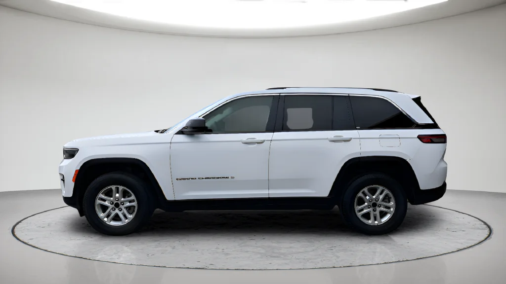 Used 2023 White Jeep Laredo image 8
