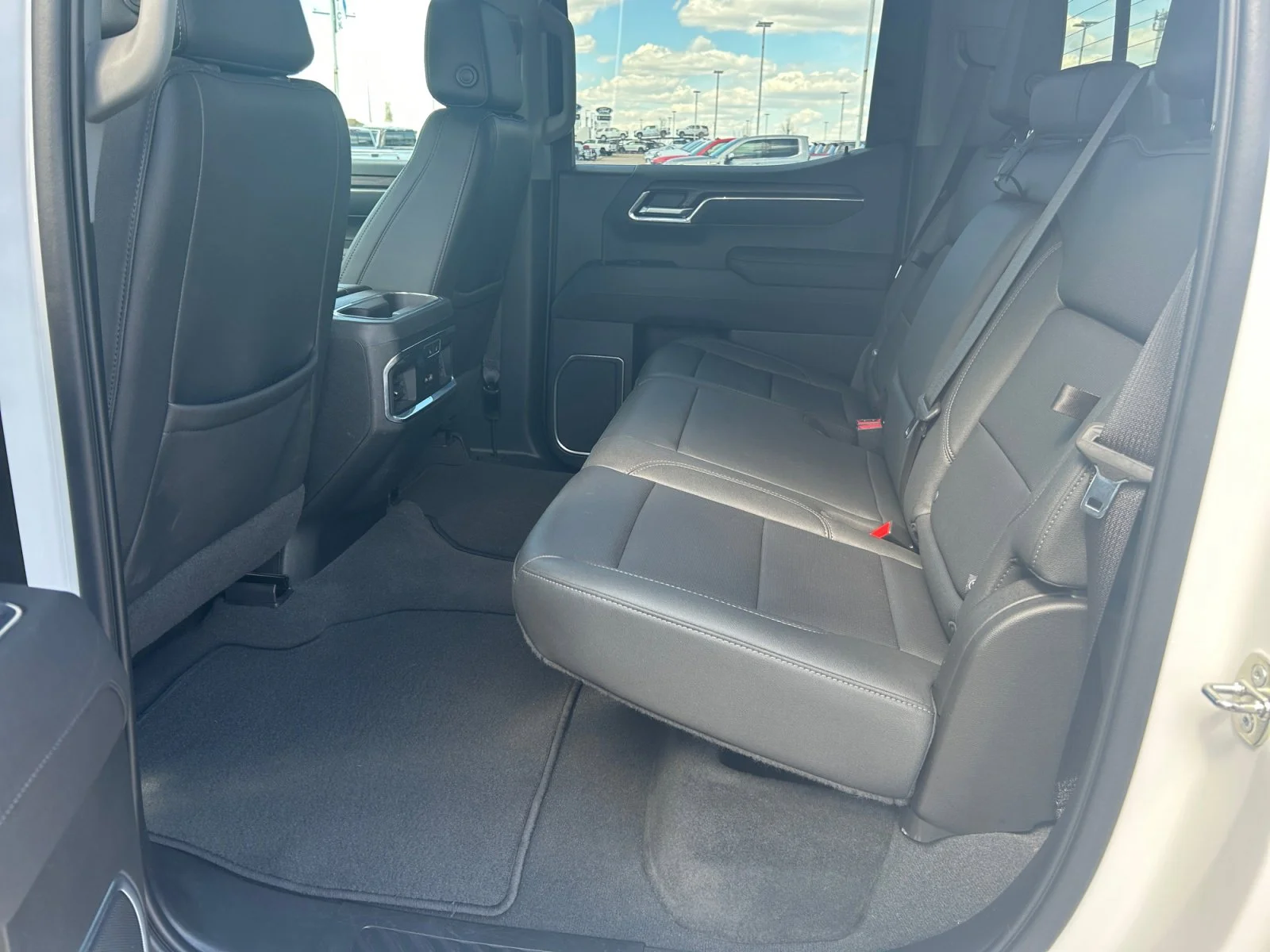Used 2023 Summit White GMC SLT Crew Cab image 18