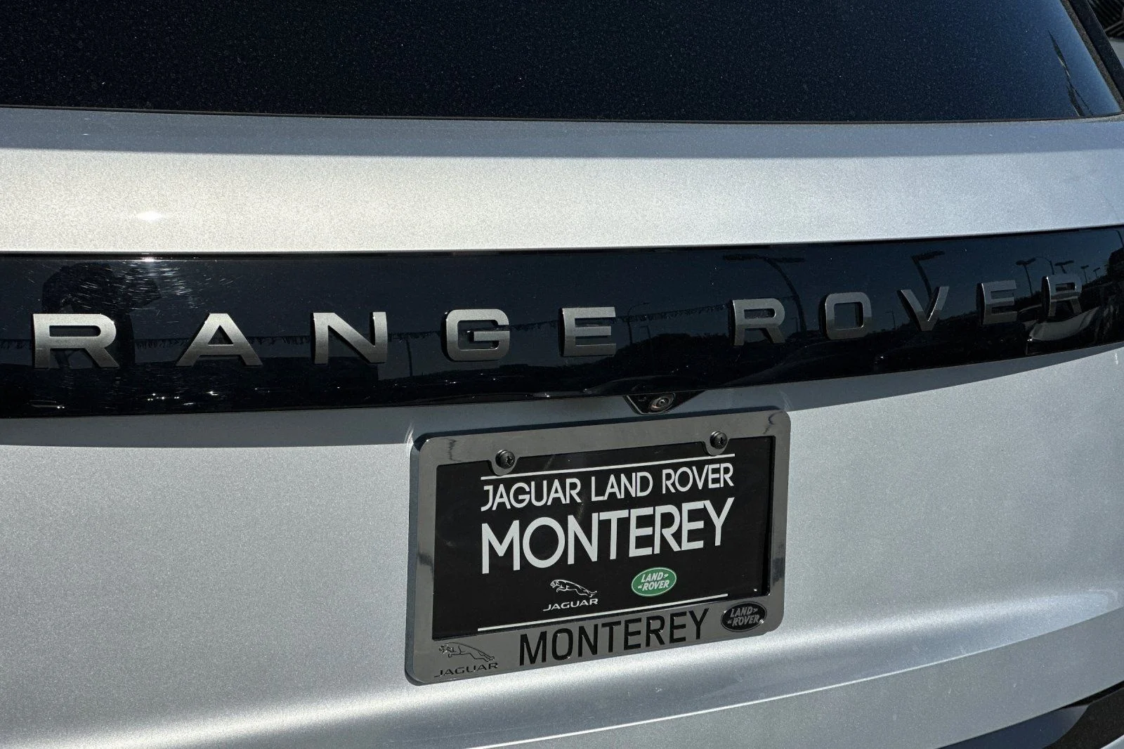 Used 2025  Land Rover SE image 35