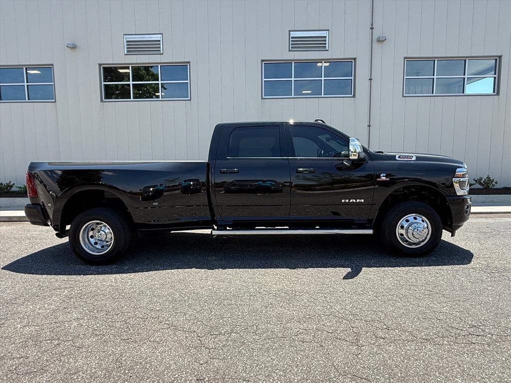 Used 2025 Diamond Black Crystal Pearl Coat Ram Laramie image 2