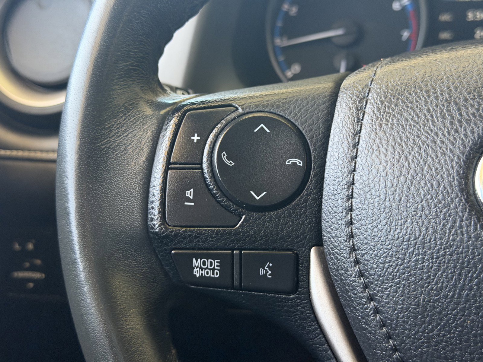 Used 2017 Super White Toyota XLE image 16