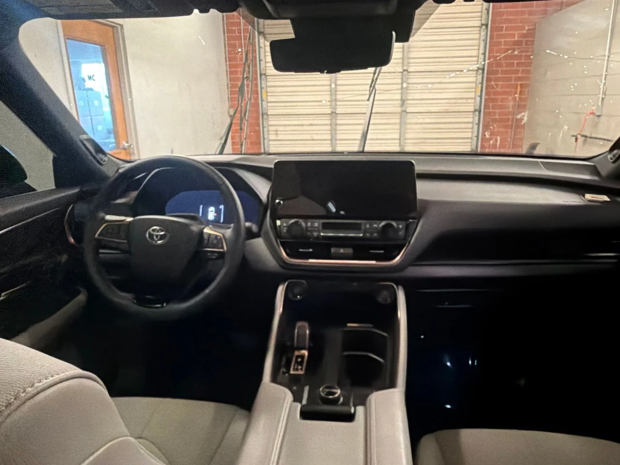 Used 2025 White Toyota MAX Platinum image 27