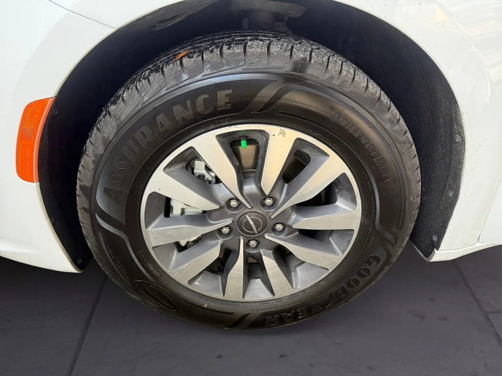Used 2023 White Chrysler Touring L image 9