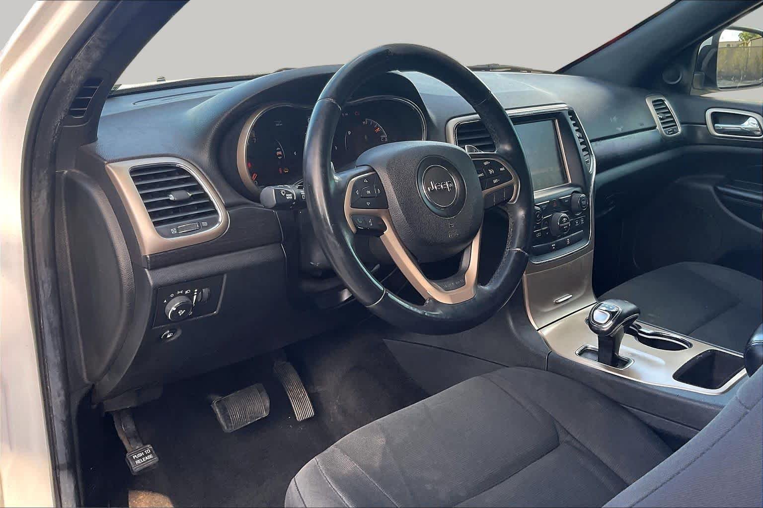 Used 2014 Bright White Clearcoat Jeep Laredo image 14