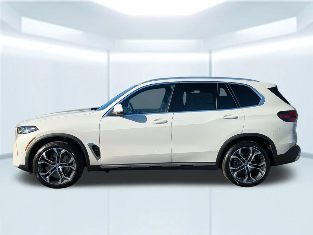 New 2026 White BMW sDrive40i image 2