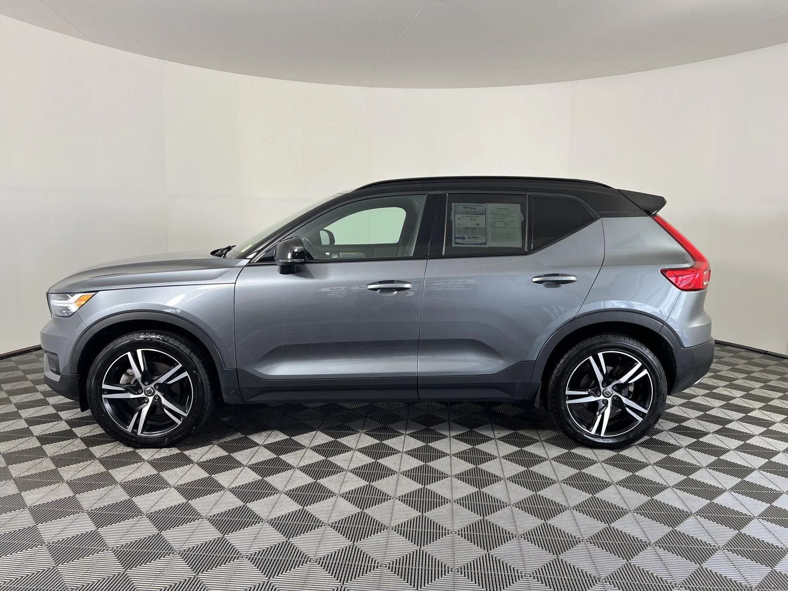 Used 2019 Gy Volvo R-Design image 6