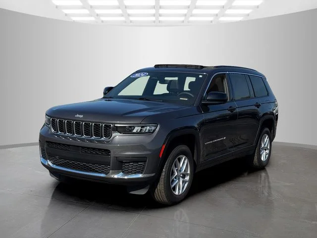Used 2024 Gray Jeep Laredo image 3