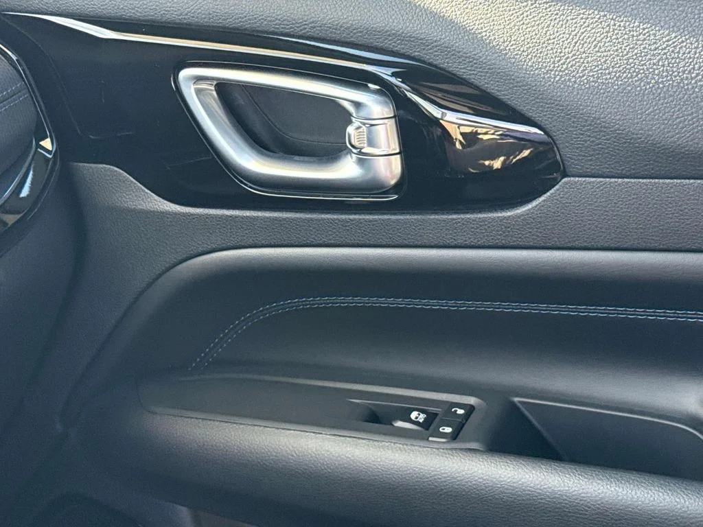 New 2026 White Jeep Latitude image 38