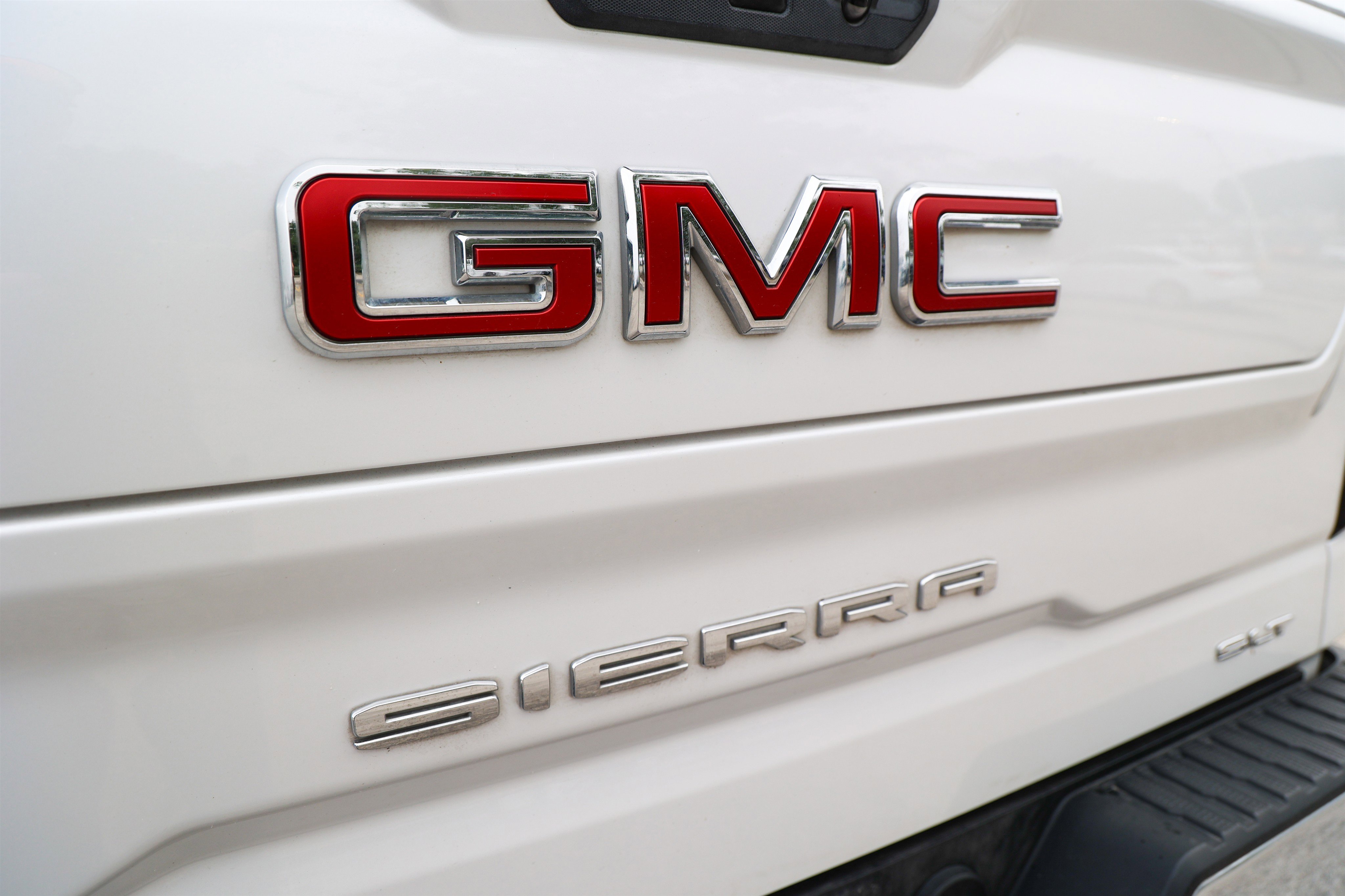 Used 2024 White Frost Tricoat GMC SLT image 13
