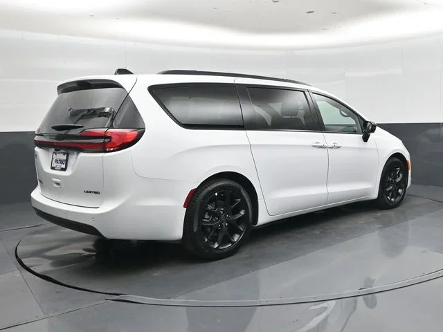 New 2027 Bright White Clear-Coat Exterior Paint Chrysler Limited image 22